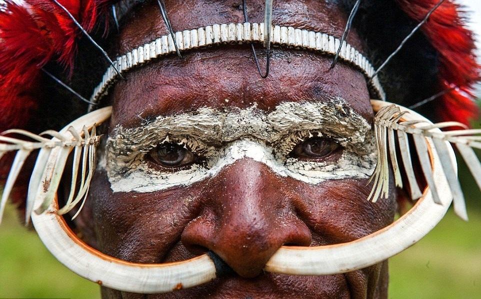印尼罕见土著民身涂彩绘以骨穿鼻