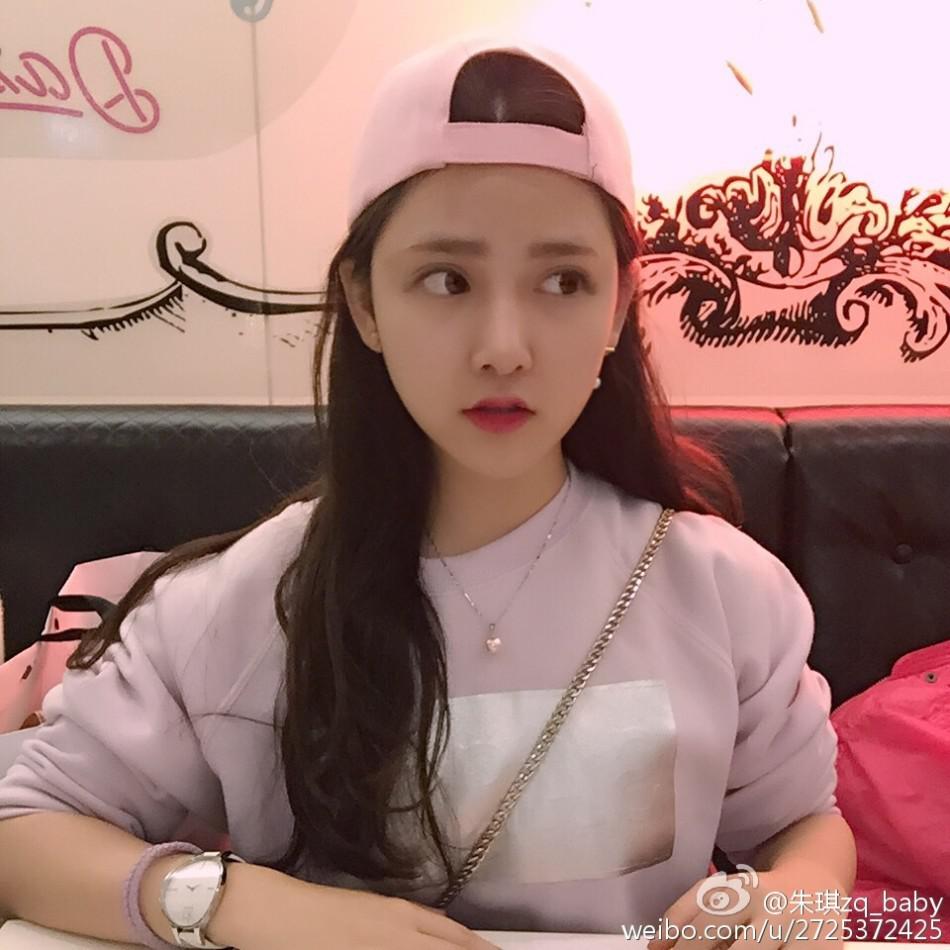 就读于济南大学的校花美儿asuka在微博晒性感写真,长着天使面容的她确
