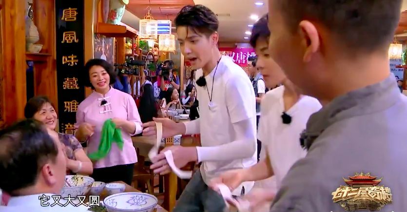 摊煎饼上热搜,卖面条唱嘻哈,吴亦凡总有不一样