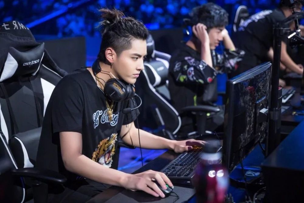 摊煎饼上热搜,卖面条唱嘻哈,吴亦凡总有不一样