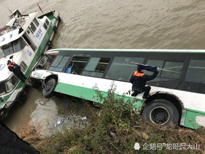 梦见坐公交车翻进了河里没受伤，一场梦境的深层解析