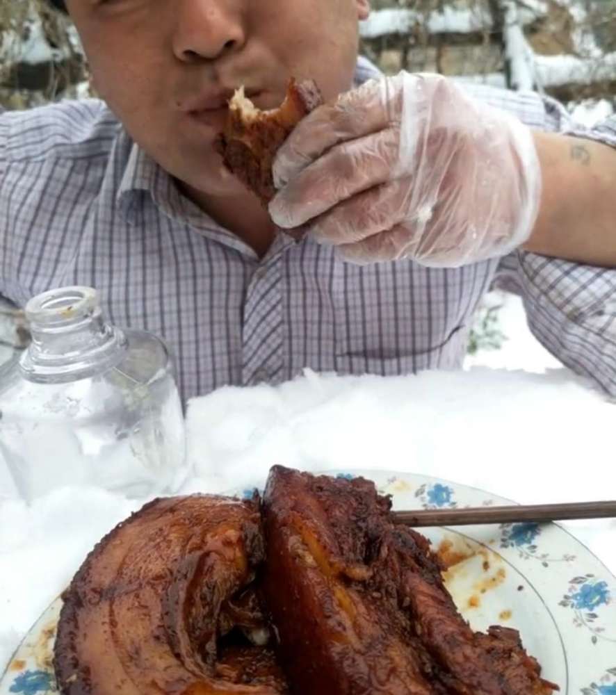 为了几百块钱男子雪中穿衬衣大口吃肉大口喝酒,网友:为了钱够拼!