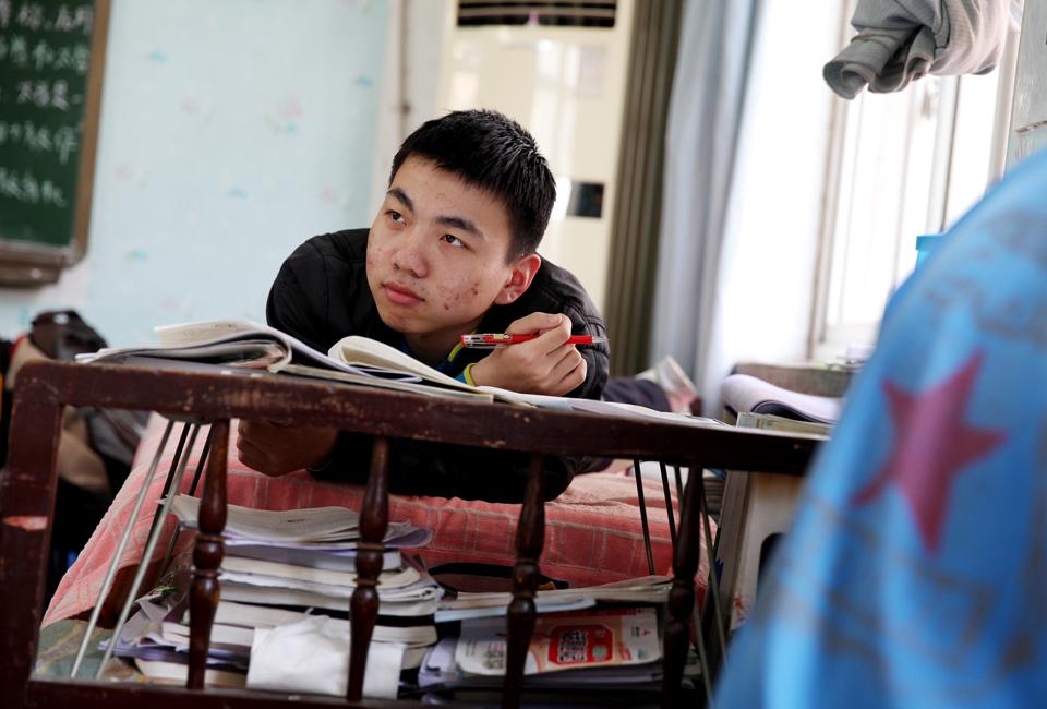 男孩下肢患病无知觉 把床搬进教室