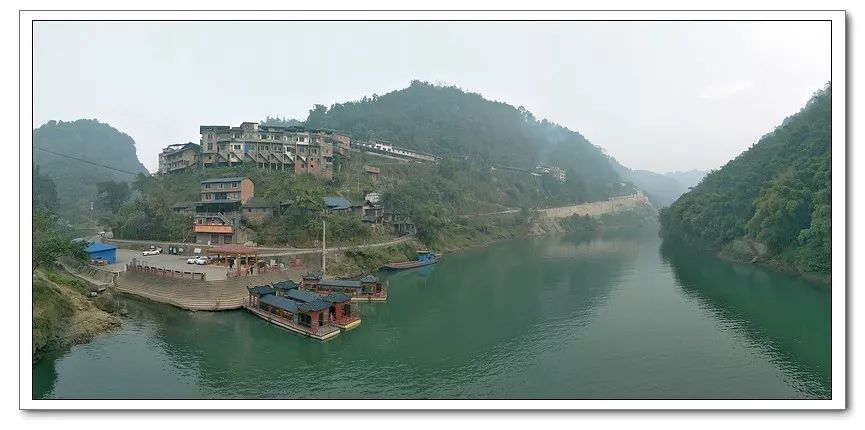 20公里,位于马边河北岸(桫椤湖湿地公园中部),西与沐川县黄丹镇相邻