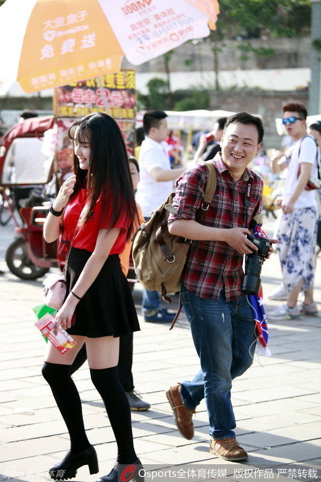 重庆萌妹最爱曼联 深V秀红魔队徽