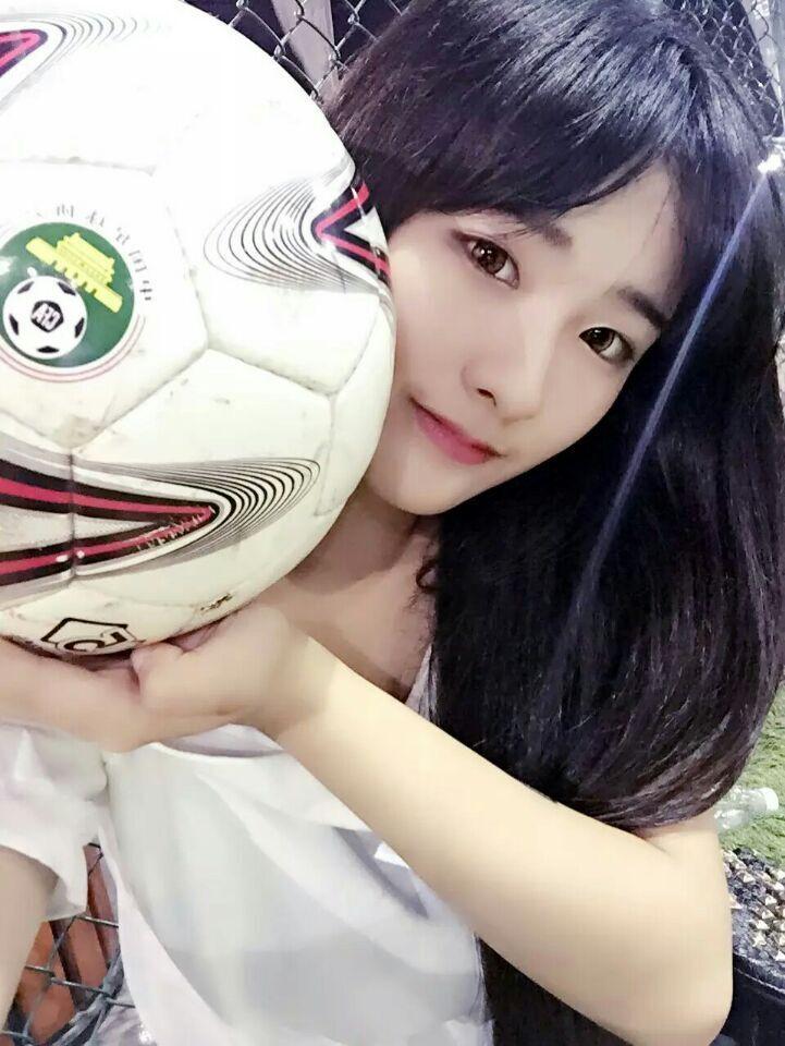 重庆萌妹最爱曼联 深V秀红魔队徽