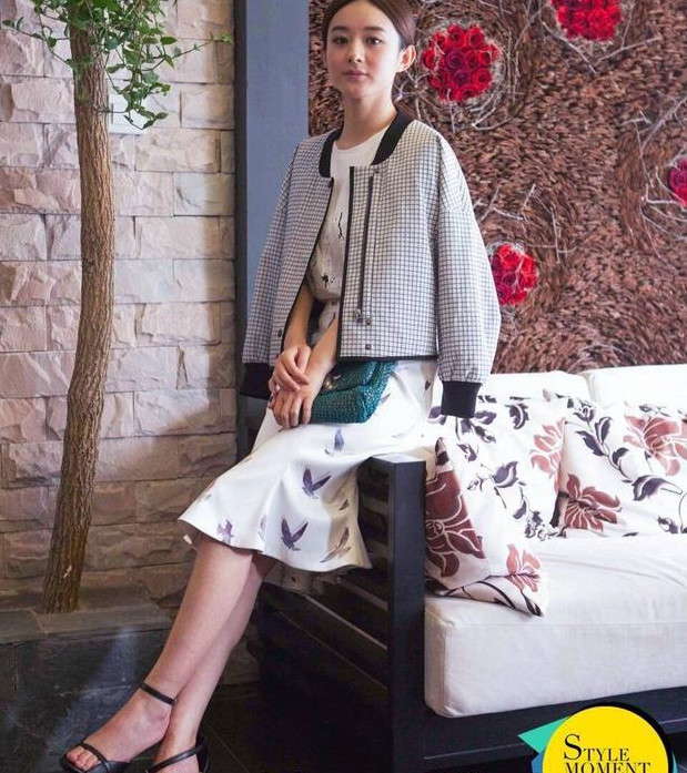 赵丽颖终于找到适合自己的高跟鞋了,连迪丽热