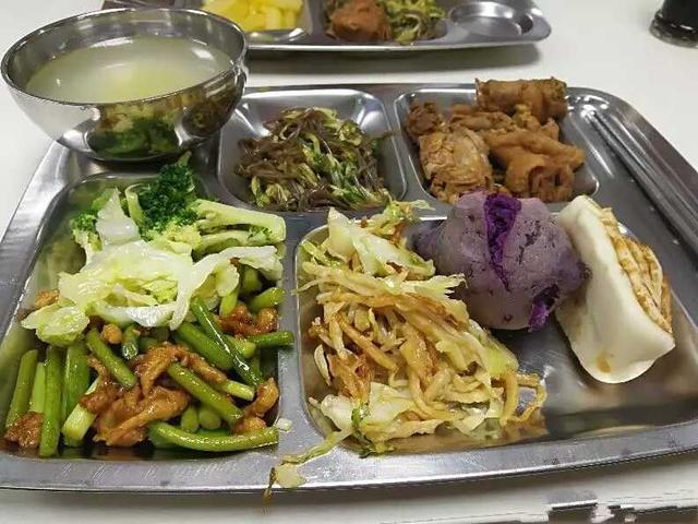 这家电子厂完全是靠食堂的伙食征服员工啊,这工作餐谁