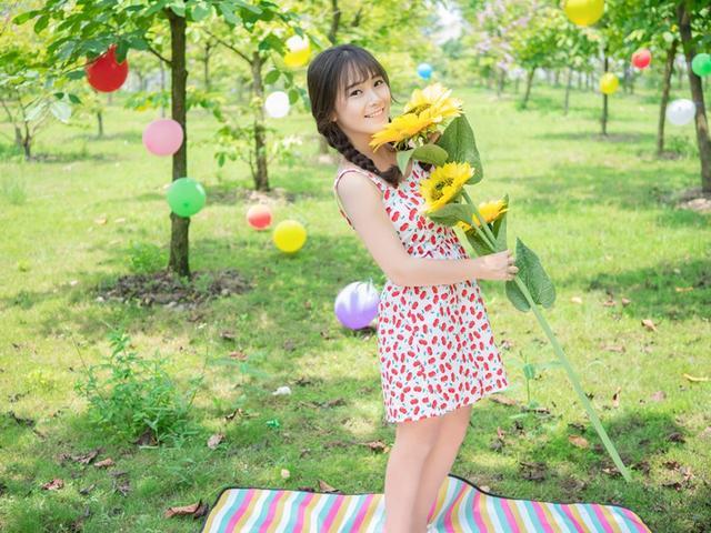 明媚阳光下,清纯甜美小女生,漂亮可爱