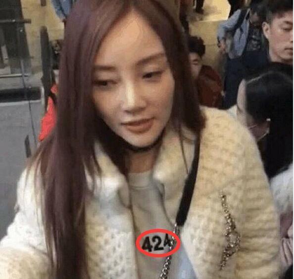 李小璐心真大,夜宿门后仍穿"424"出行,甜馨白眼翻得让