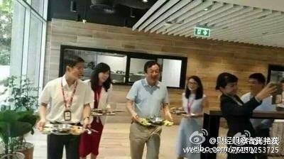 72岁华为总裁任正非食堂排队买饭引围观_腾讯