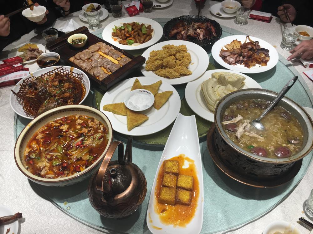 东北旅游去当地特色餐厅吃饭,9人10菜2主食,才花了320