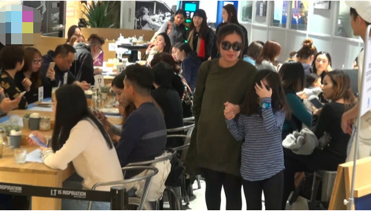 甘比挺孕肚带子女吃甜品被6名保镖包围,女儿遮