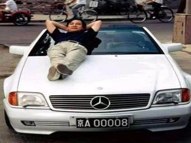 他是京A00001车主,卖冷饮起家成北京首富,买中