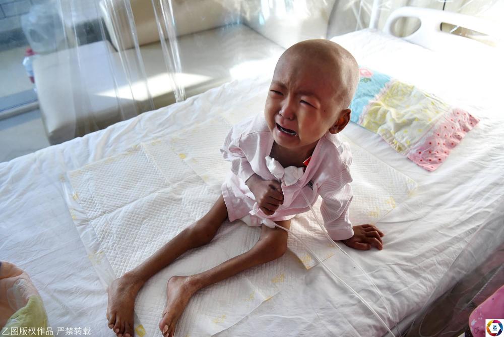 3岁娃饿得骨瘦如柴看哭无数网友,捐百万救她