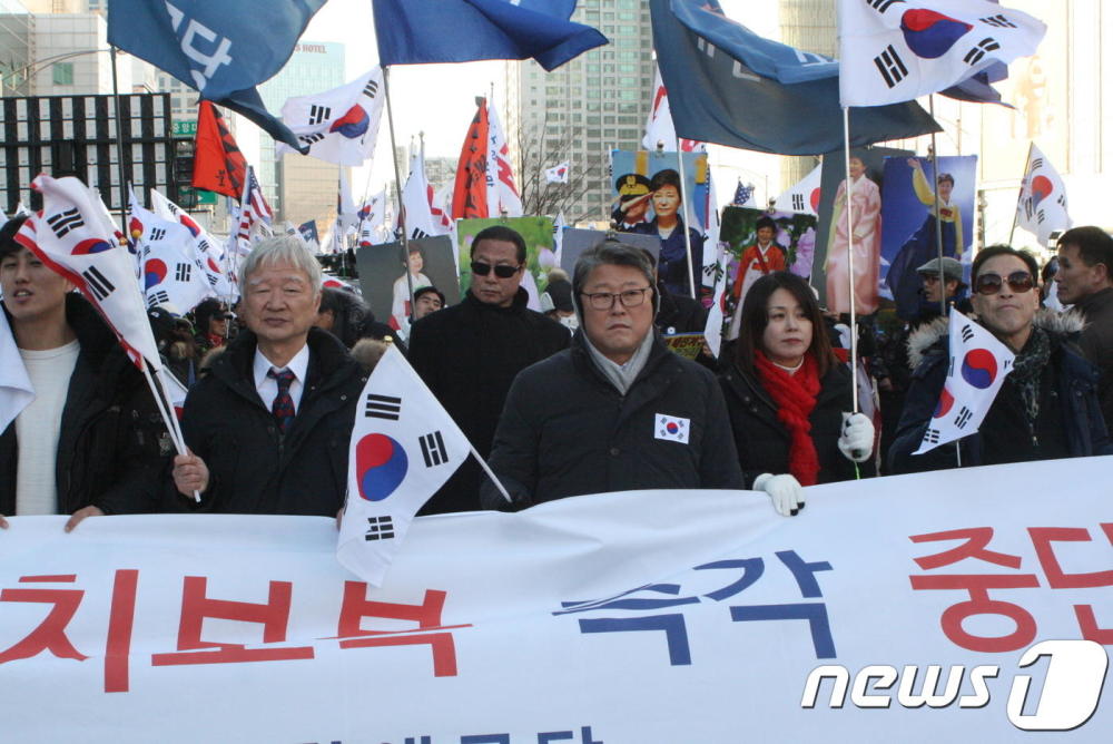 五千朴槿惠支持者顶寒风集会,要求释放朴槿惠
