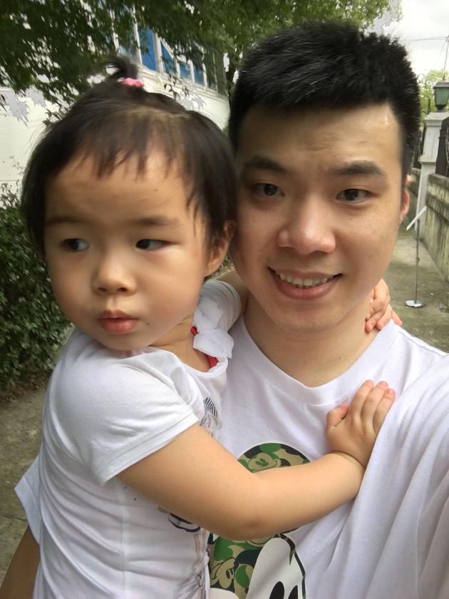 初中学生在卫生间玩直播 天鹏热点吧