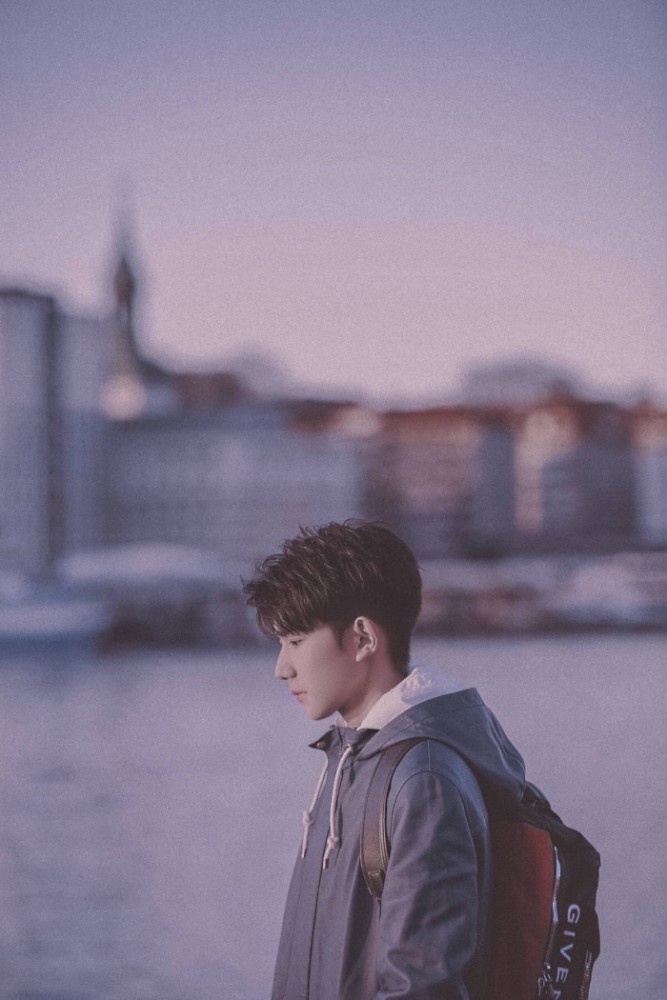 王源有一个比较称职的工作室,只不过这个老板