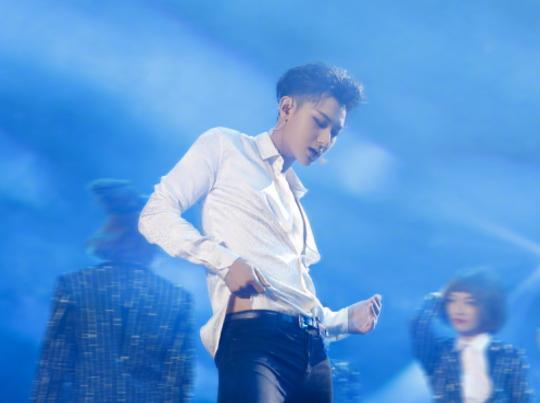 黄子韬晒女装照公开恋情,称这辈子只爱你一个