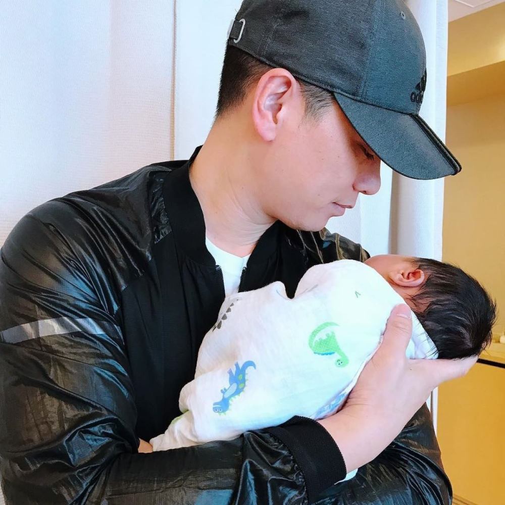 胡杏儿丈夫首晒儿子正面照,配文感情真挚生动