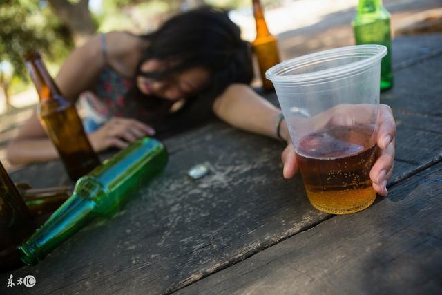 女生喝得酩酊大醉时是什么样子,真的太出乎意料了