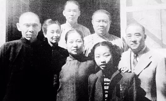 左一杜月笙,左三名旦妻子姚玉兰