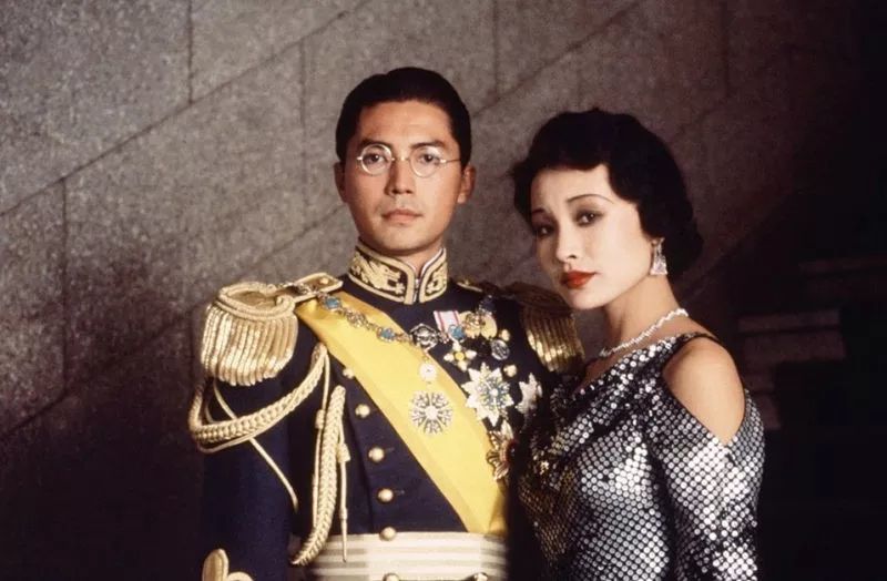 电影中的溥仪(尊龙饰)与婉容(陈冲饰)