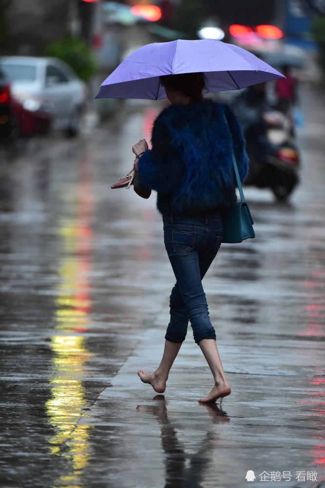 道路积水,城市排水,共享单车,赤脚美女,被打开的窨井