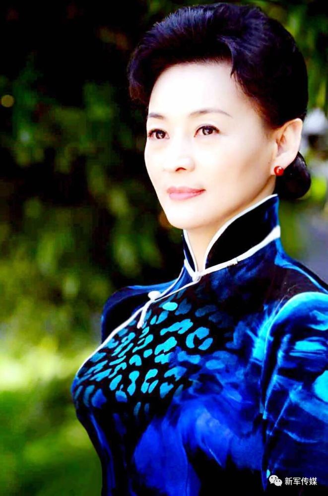 这位青年女演员,名叫文馨,她端庄典雅,聪慧娴静,谈吐间透着知识女性