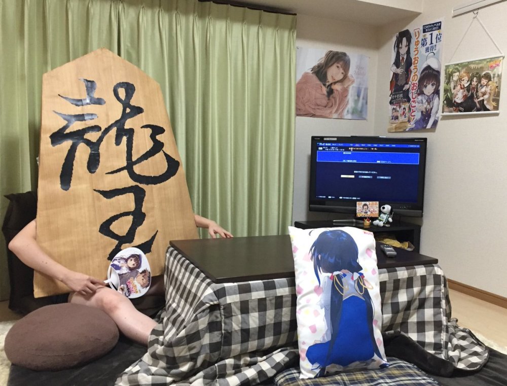 全裸待机？白鸟士郎COS成将棋看《龙王的工作》