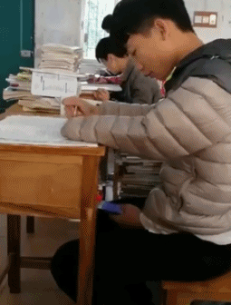 4,同学你这一招实在是高,乍一看吓我一跳,还以为三只手呢!