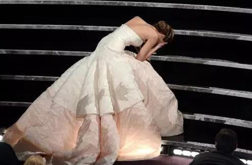 明星穿恨天高崴脚倒栽葱看着都疼