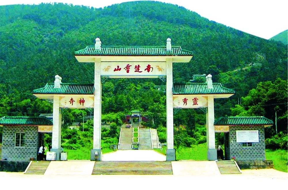 回龙山旅游区现年游客30多万人次,是宁乡市重要的佛教旅游圣地.