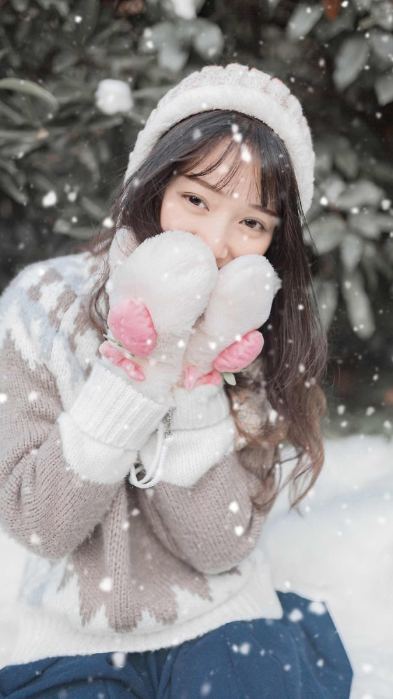雪中玩耍的可爱美少女!冰爽清纯养眼写真!