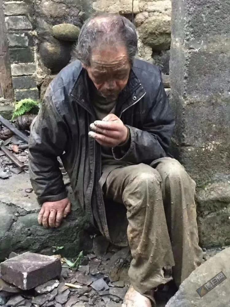 太凄凉!寒风冷雨中博白这位老人只能睡地上,谁来温暖他的梦?