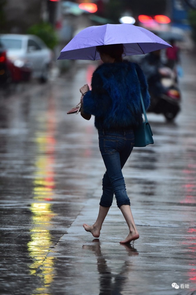 泉州这条路逢雨就积水,共享单车被插进窨井提醒路人,美女无奈赤脚踩