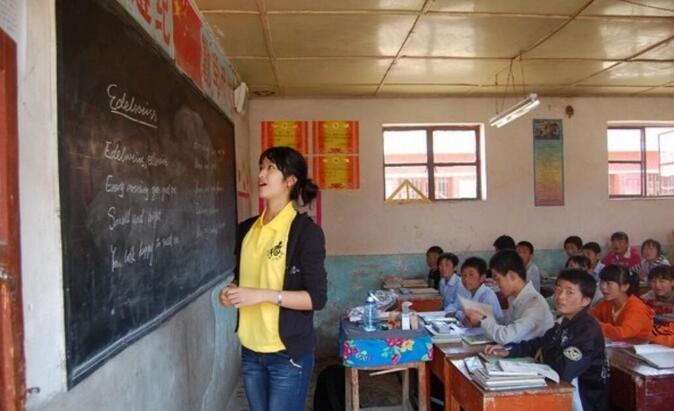 杨采钰懒理点赞刘亦菲八卦,与56岁干爹陈金飞