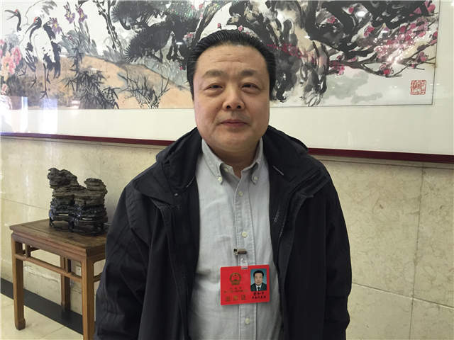 青岛市人大代表报到首日积极建言献策,看看都