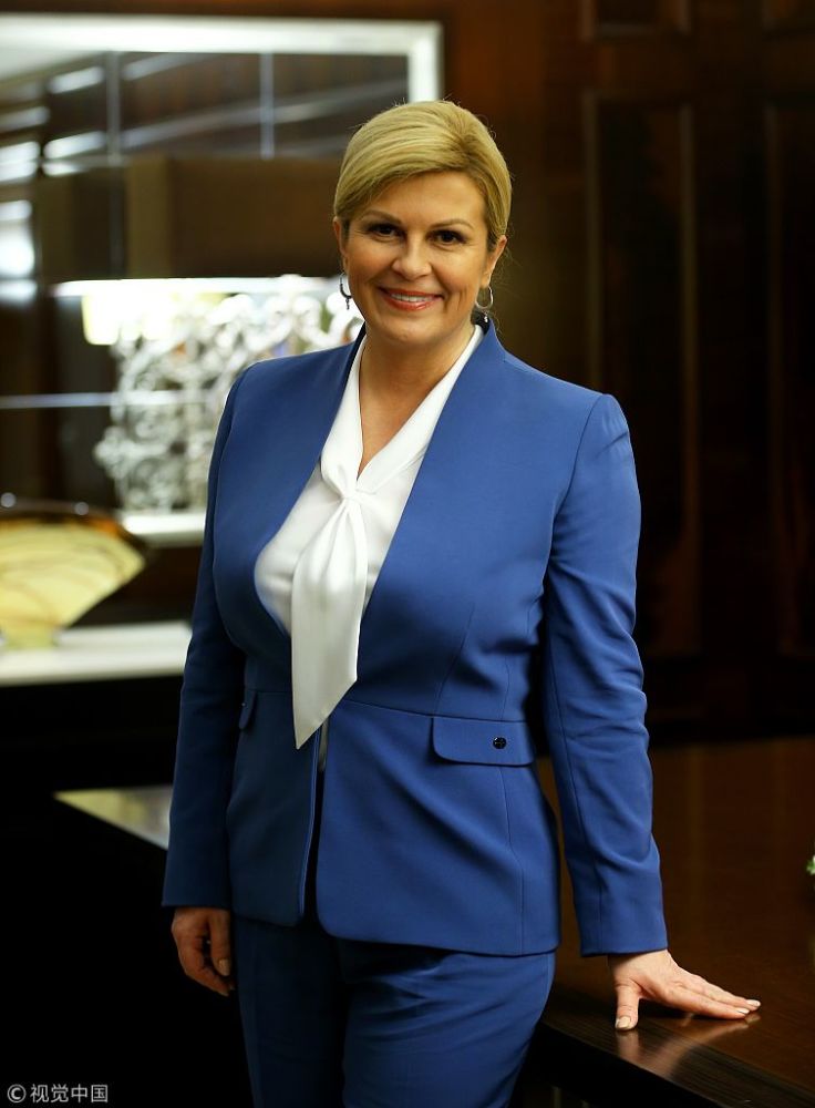 克罗地亚美女总统访问土耳其 接受采访蓝色西装显优雅