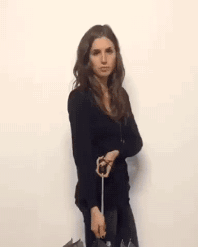 每日一笑:朋友买了车带我去兜风,经过一个村庄时顷刻间鸡狗毙命