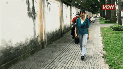 15,搞笑gif:妹子好大的力量,这次小偷撞铁板上了