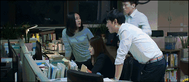 影片最后,阿成利用摄像头,向所有的韩国子民揭露政府的嘴脸.