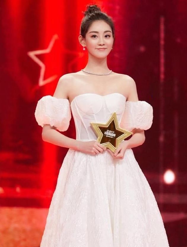 祝绪丹白色"灯笼"礼服依然美艳,网友:杨幂旗下艺人颜值就是高