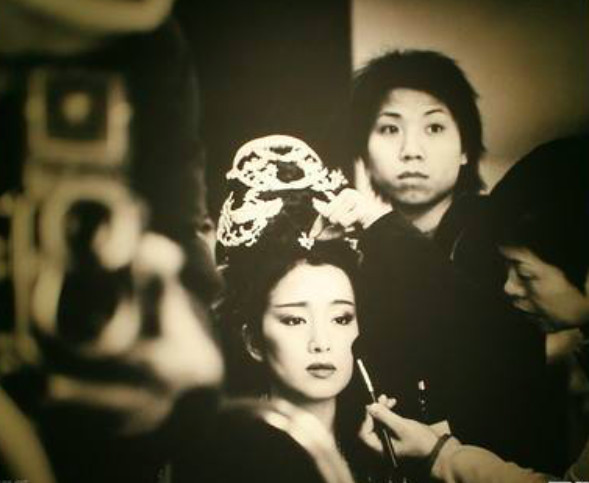 张艺谋一字值4万,周润发拍个照就318万