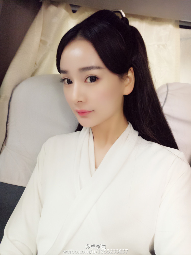 杨幂昔日网球装写真被扒,网友大呼:跟替身一样