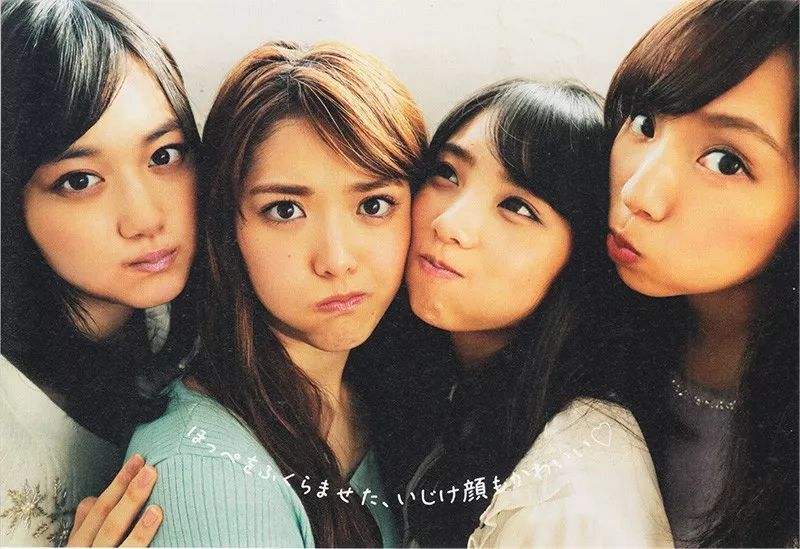 青春友爱的集体拍照姿势大公开