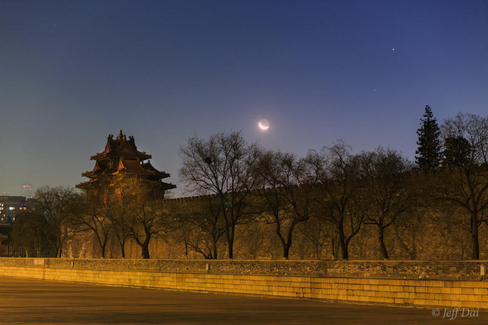 今晨上演"双星伴月"天文奇观,摄影师实拍故宫星月美景