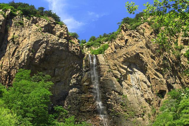 沂蒙山旅游区位于山东省中南部,包含沂山景区,蒙山龟蒙景区,蒙山云蒙