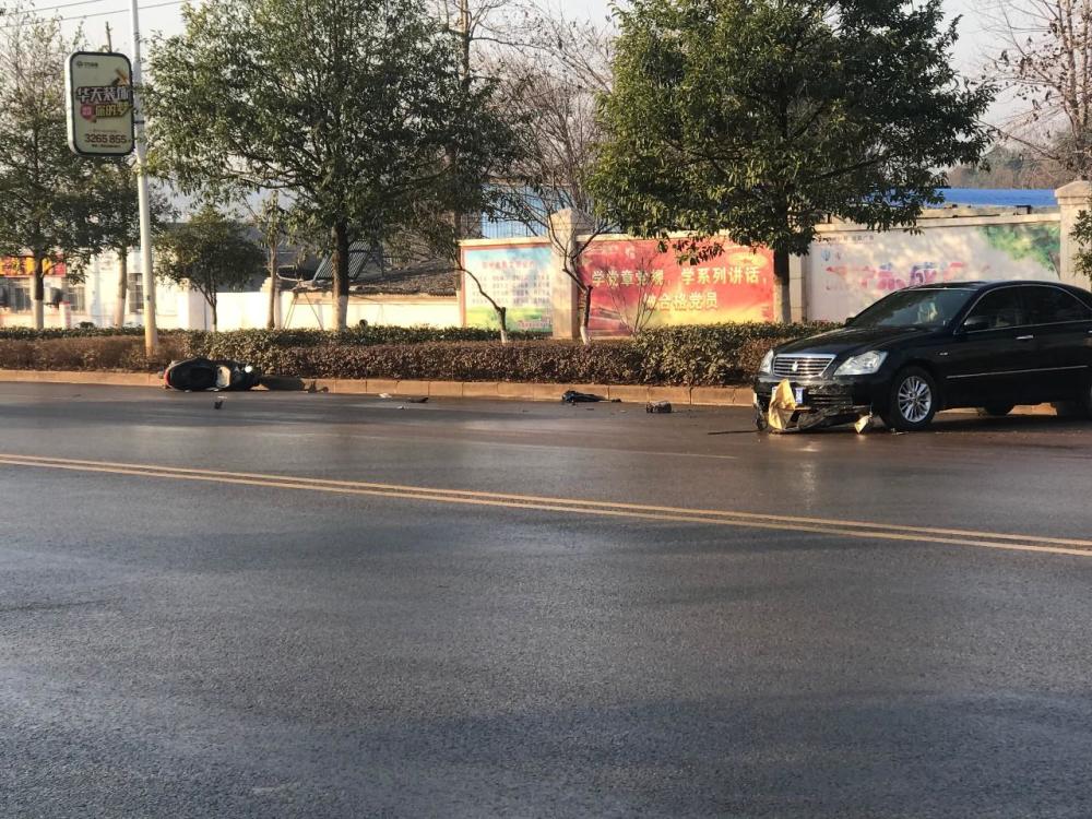 鄂州一路段发生严重车祸,摩托车被撞飞!一个原因导致此处相当凶险!