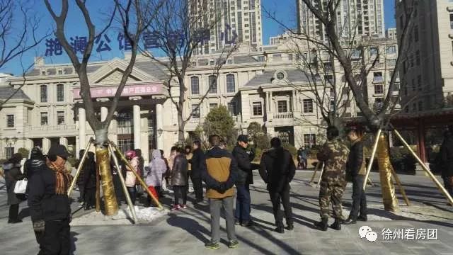 现场报道：徐州海尔滟澜公馆售楼处前，百名业主聚集维权！